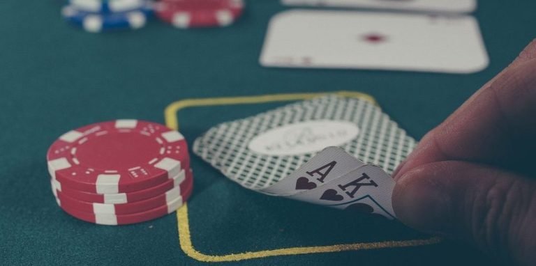 Pengguna xox77 membaca panduan bermain slot secara bertanggung jawab di layar smartphone